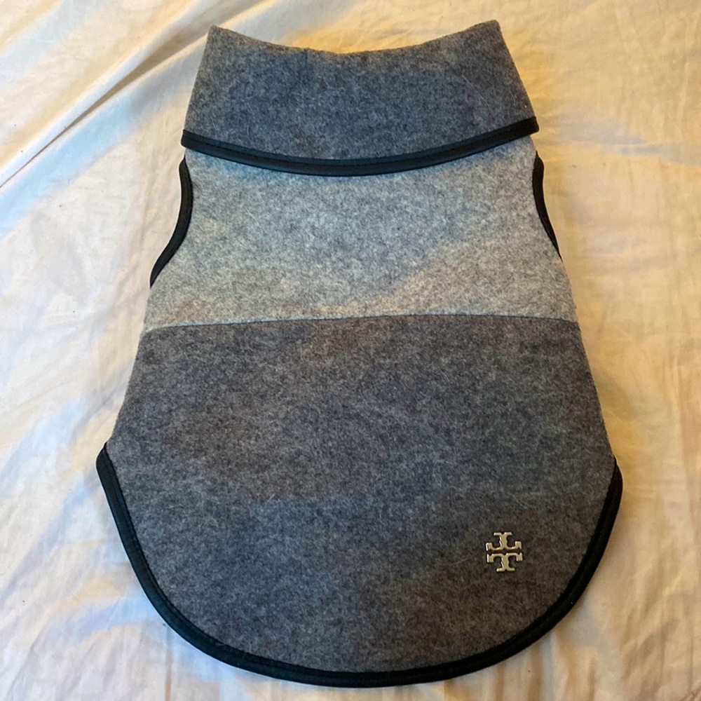 Two toned gray and black lining and piping